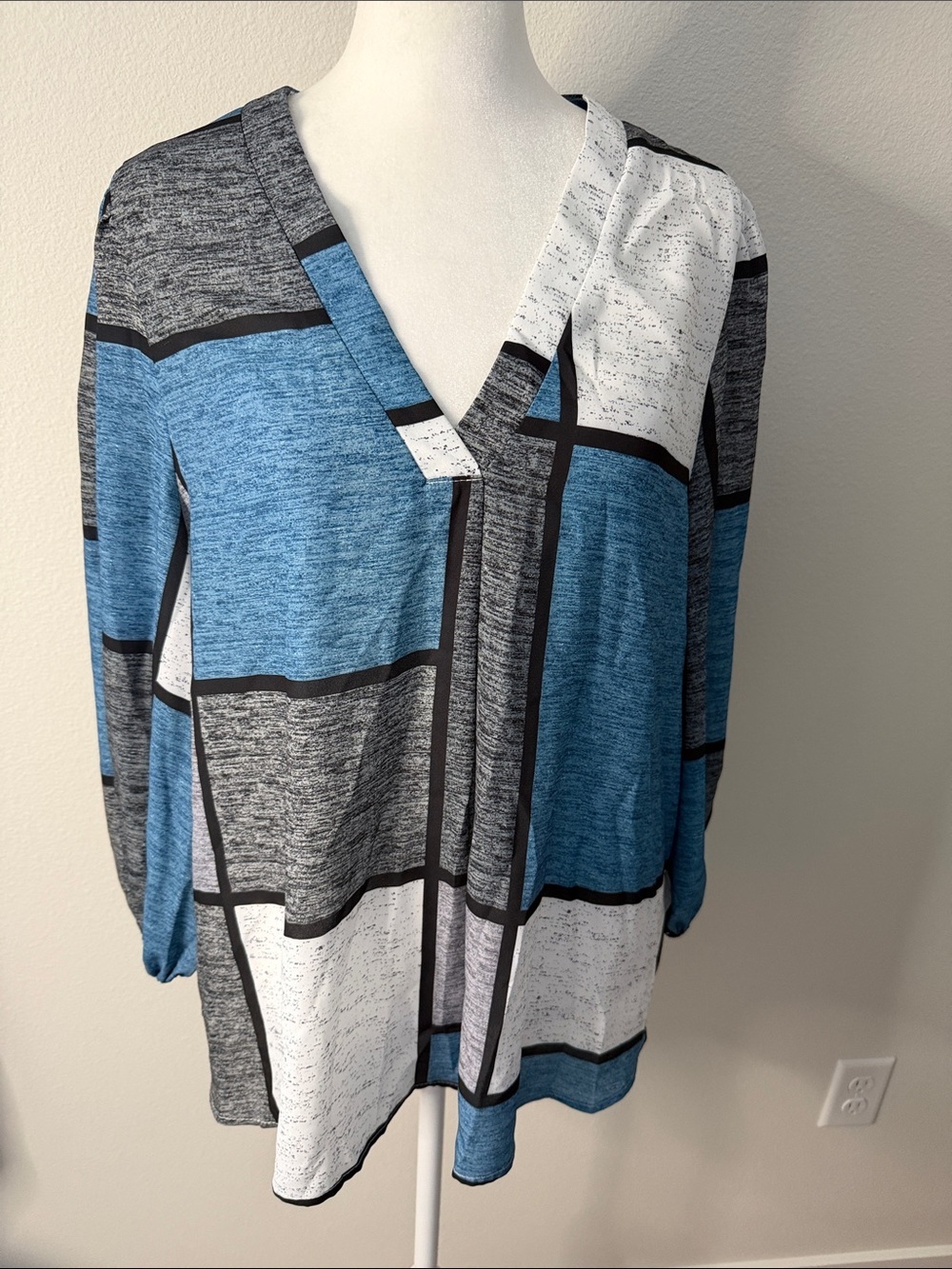 Emery Rose Colorblock V-Neck Tunic Top in Blue, Gray & White. Size XL